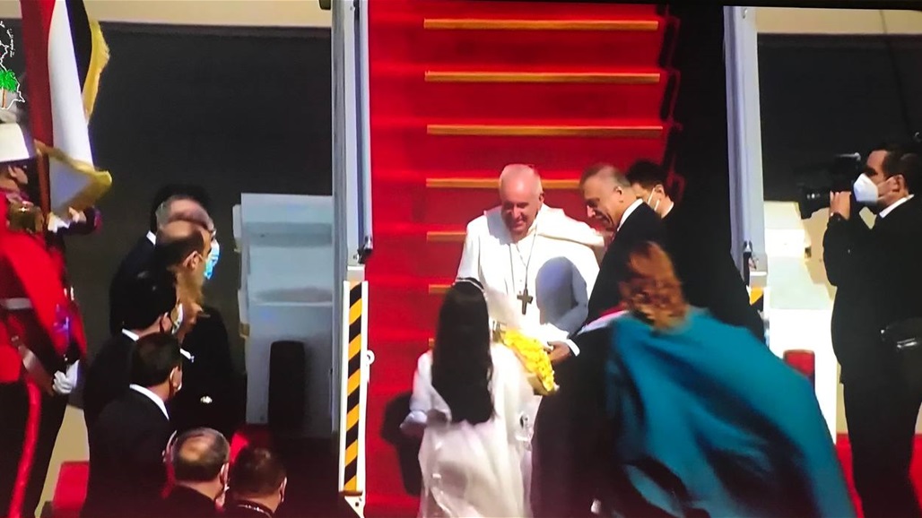 بالصور: رئيس الوزراء يستقبل البابا فرنسيس في مطار بغداد الدولي