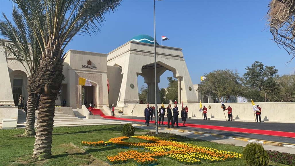 البابا فرنسيس يدخل إلى قاعة القصر الرئاسي في بغداد