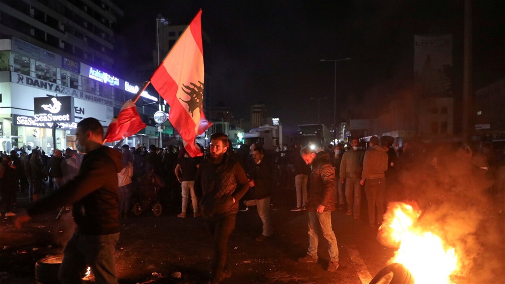 لبنان.. قطع طرقات احتجاجا على تردي الأوضاع المعيشية وتدهور العملة