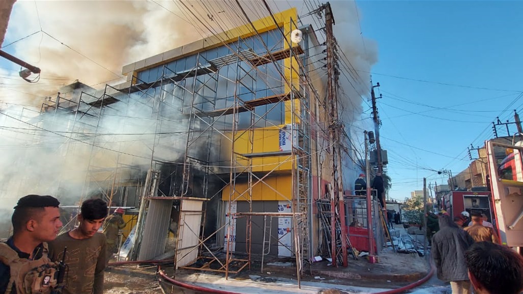 بالصور: الدفاع المدني يخمد حريقاً بمجمع تجاري في الشرطة الرابعة