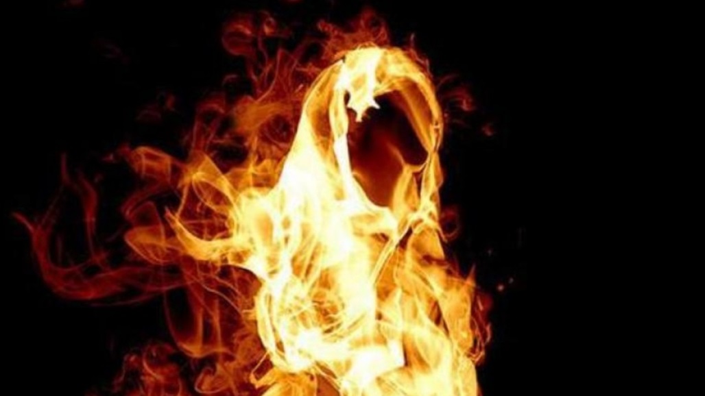 بعد كشفه عشيقها السري.. أم تحرق طفلها أمام أخته