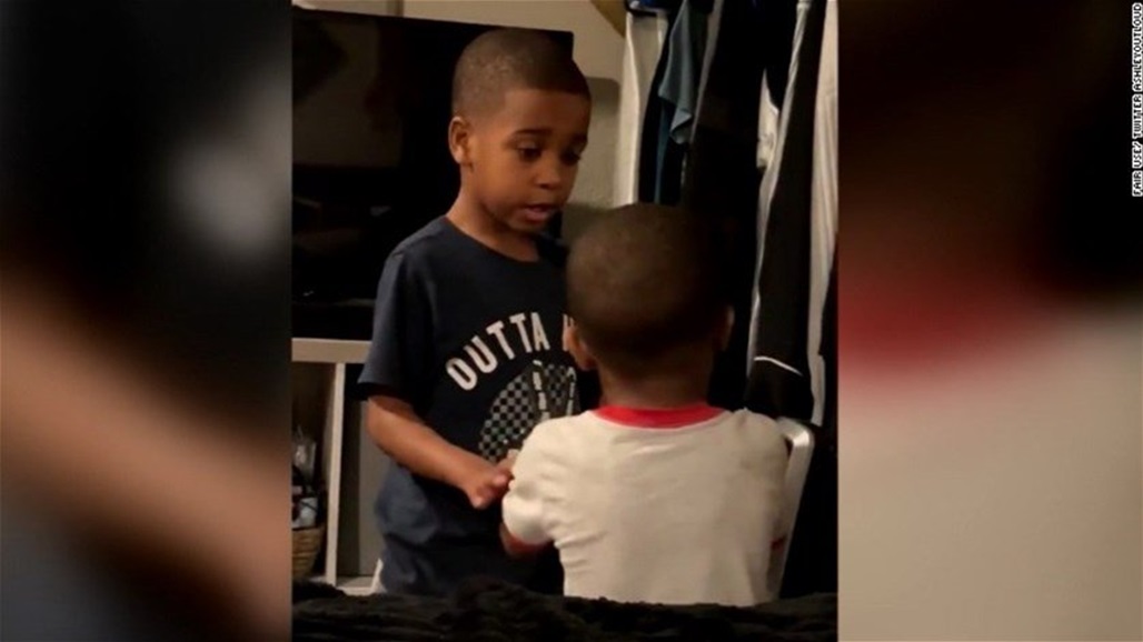 بالفيديو: طفل بغاية اللطافة... شاهدوا ماذا فعل لتهدئة شقيقه الغاضب!