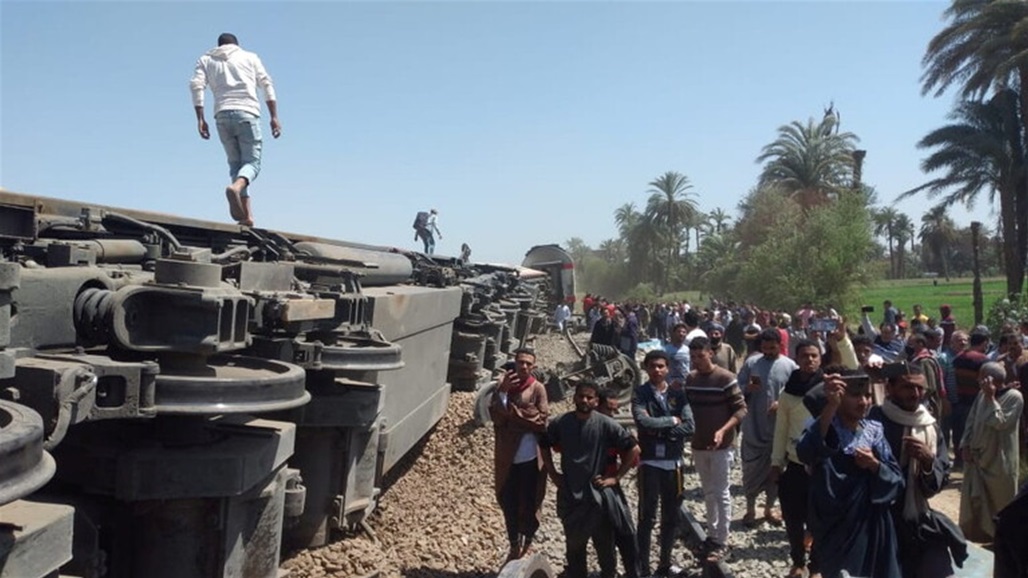 وزير النقل المصري يعتذر عن حادث قطاري سوهاج