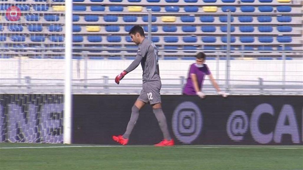 بالفيديو: الحارس شريف اكرامي يسجل هدفا في مرمى فريقه بطريقة غريبة