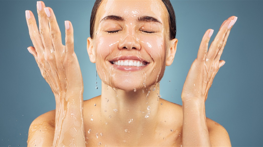 كم مرة يجب أن تغسل وجهك في اليوم.. وأيهما أفضل الماء الفاتر أم البارد؟