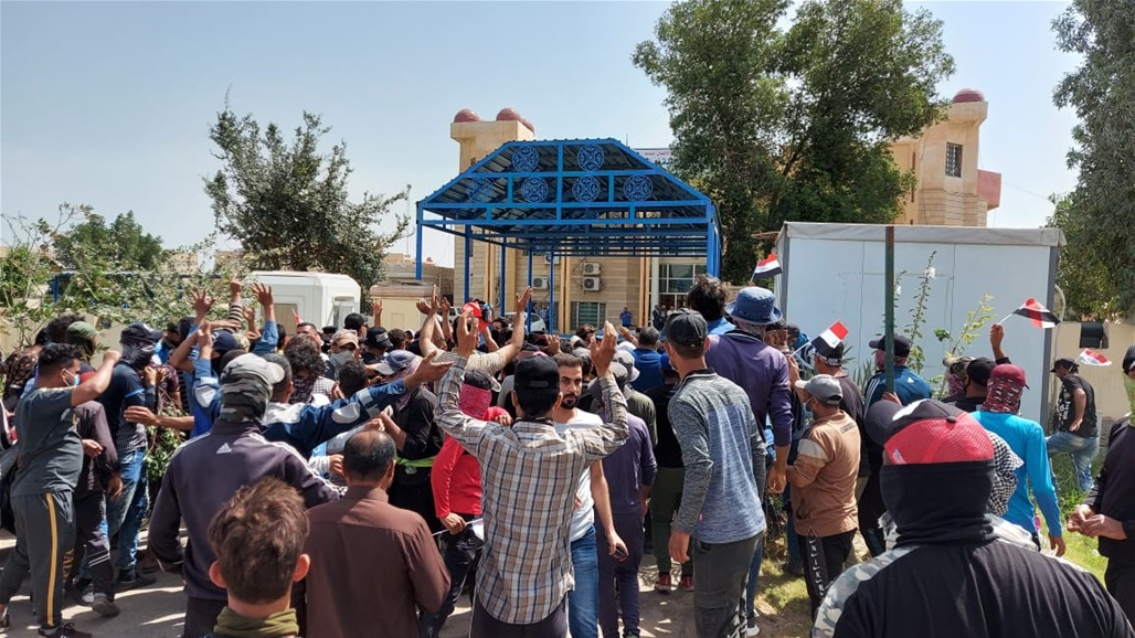 بالصور..محتجون يغلقون دوائر حكومية وطرق مهمة في الناصرية