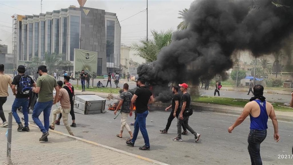 متظاهرو الحشد المفسوخة عقودهم يقطعون طريق الجادرية 