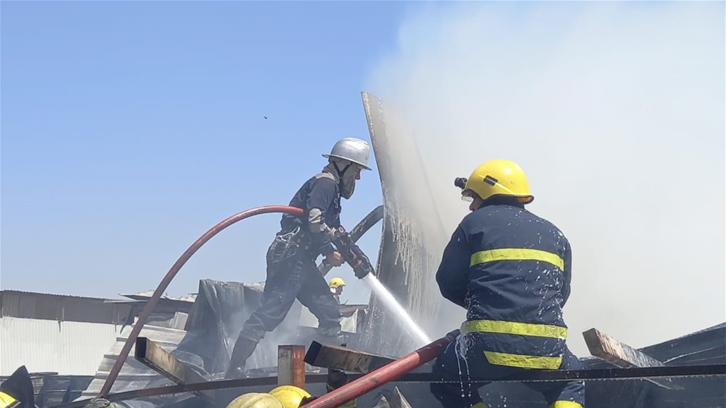 بالصور: اخماد حريق في مخزن للمواد البلاستيكية وسط بغداد