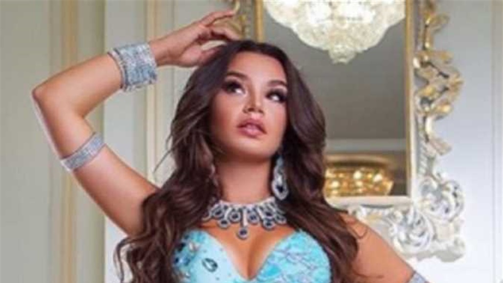 راقصة مصرية تلتقط صورا في مسجد..والاوقاف تعدها سياحة