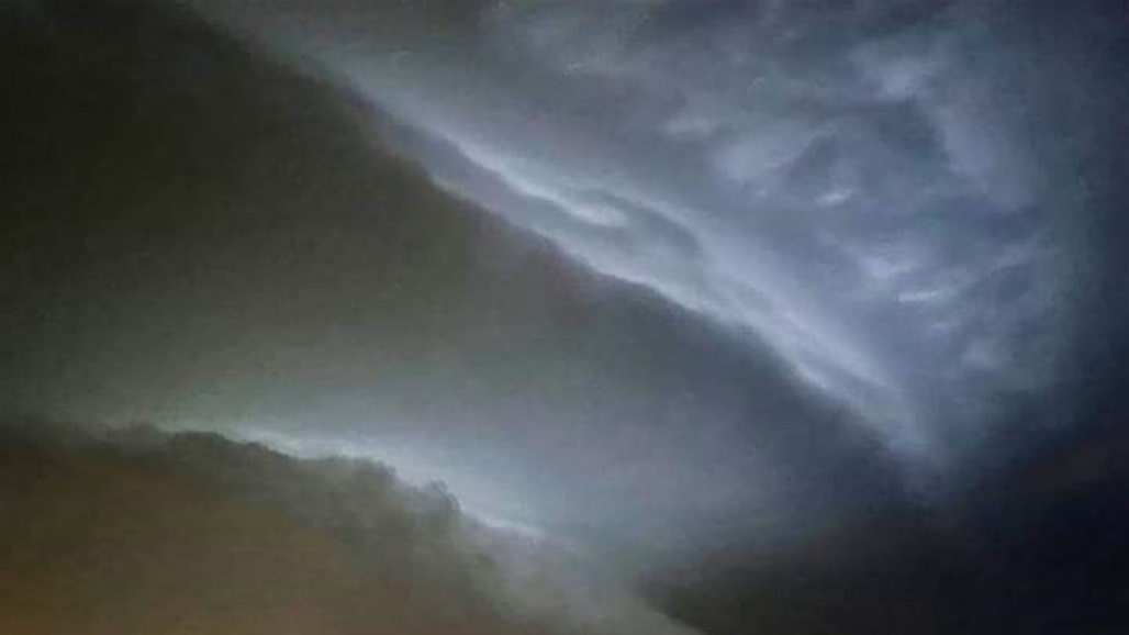 بالصور..سحب "السوبر سيل" العملاقة تغطي سماء سلطنة عُمان