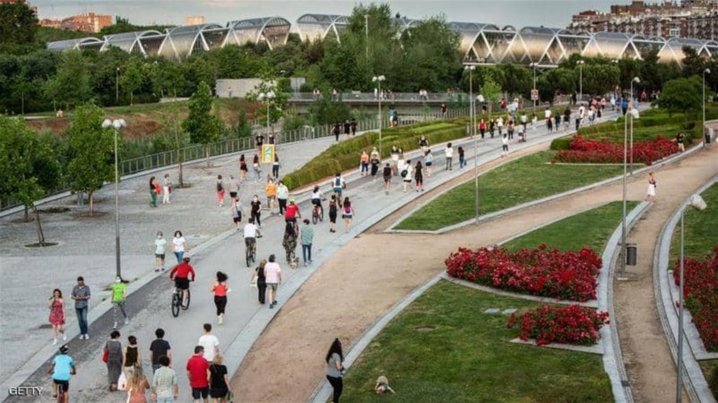 الاسبان يبتهجون في الشوارع بعد قرار الغاء القيود الصحية 