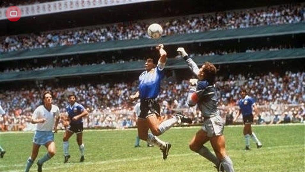 في الوقت القاتل.. لاعب يسجل هدفا بيده على طريقة مارادونا (فيديو)