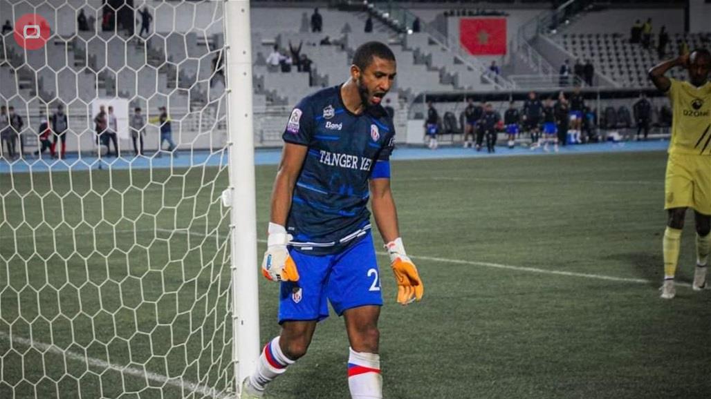 بعد طرد الحارس.. مهاجم يتصدى لركلتي جزاء ويهدي فريقه الفوز (فيديو)