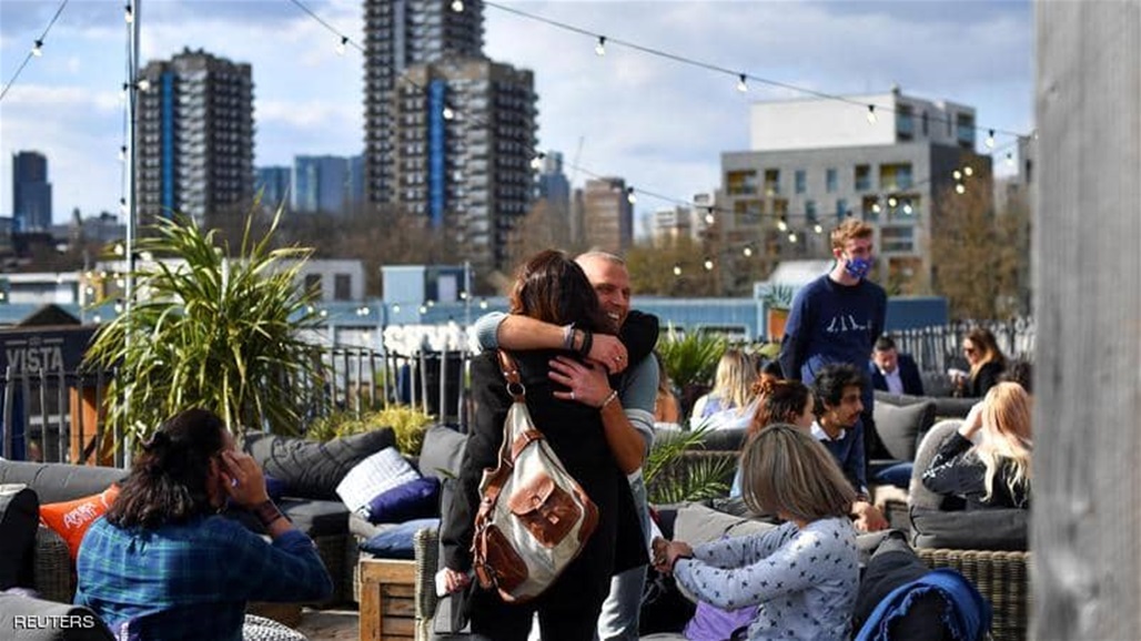 دولة أوروبية تسمح بالعناق بعد انخفاض إصابات كورونا