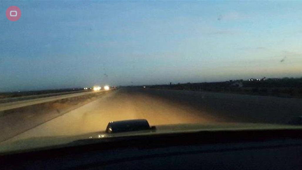 أب يترك اطفاله الثلاثة ليلا على الطريق الدولي السريع