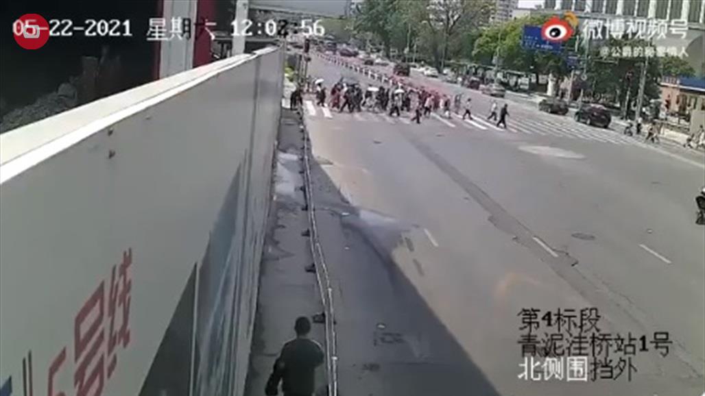 فيديو: مشهد صادم لسيارة تدهس حشدا من الناس اثناء عبورهم الشارع