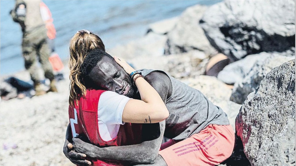 "حظن الأمان".. مسعفة إسبانية تغيث مهاجرا سنغاليا