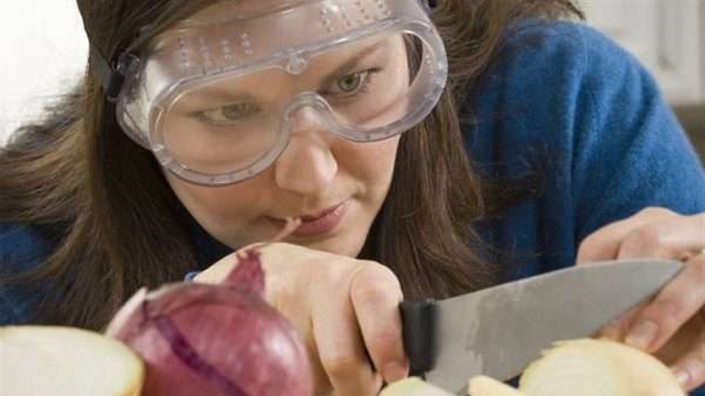 طرق لتقطيع البصل بدون دموع.. جربيها