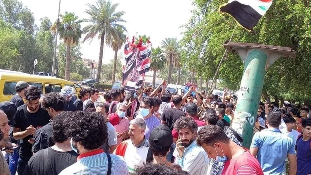 المتظاهرون في ساحة التحرير يوجهون طلباً للأمن