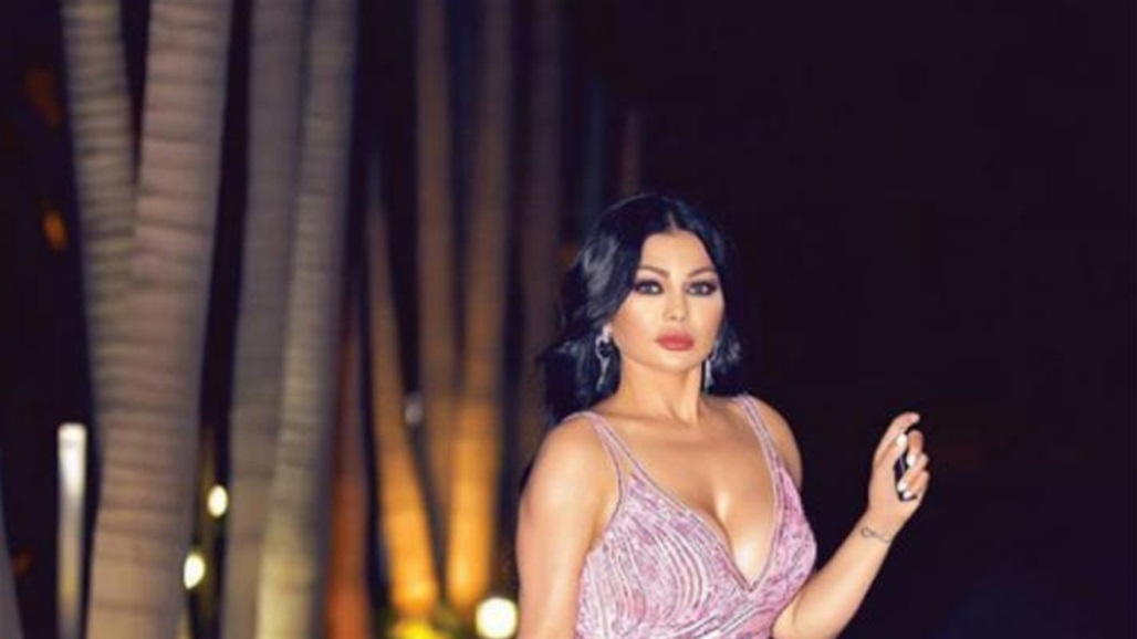 بالفيديو: هيفاء وهبي تتعثر بفستانها على المسرح