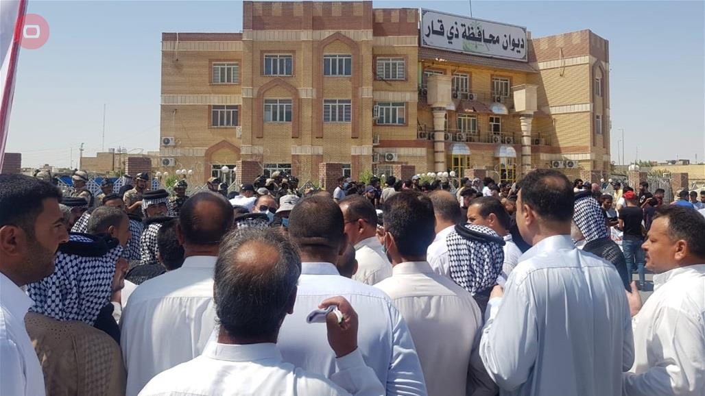 العشرات من مختاري ذي قار يتظاهرون امام ديوان المحافظة