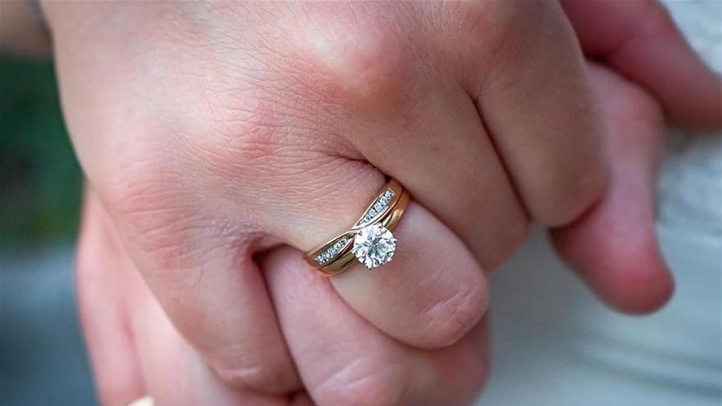 بالفيديو: يوتيوبر يصالح طليقته ويحلق شعره على الهواء