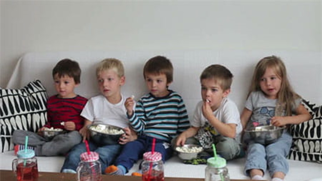 مشاهدة التليفزيون أثناء تناول الطعام خطر على الأطفال.. كيف؟
