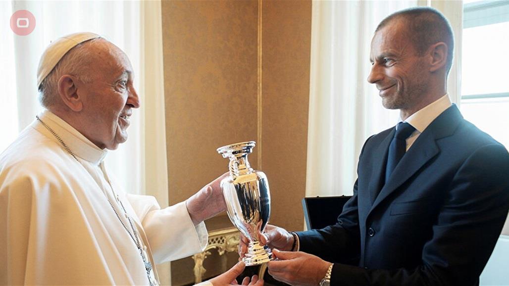 فيديو.. رئيس الاتحاد الاوروبي يهدي "كأس امم اوروبا" للبابا فرنسيس