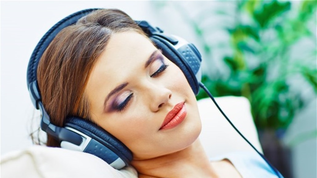 توقفي عن الاستماع للموسيقى قبل النوم.. لهذا السبب! | للنساء فقط