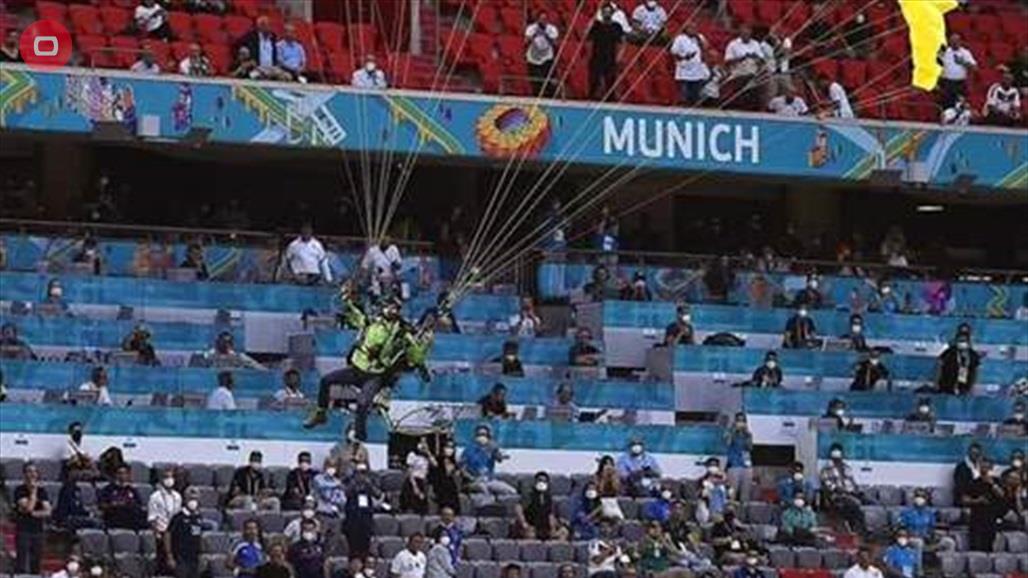 مظلي يصطدم برؤوس الجماهير ويصيب عددا منهم في مباراة فرنسا وألمانيا (فيديو)