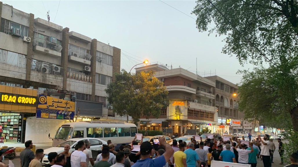 العشرات يتظاهرون وسط بغداد ويطالبون برفع "الحظر الجزئي"