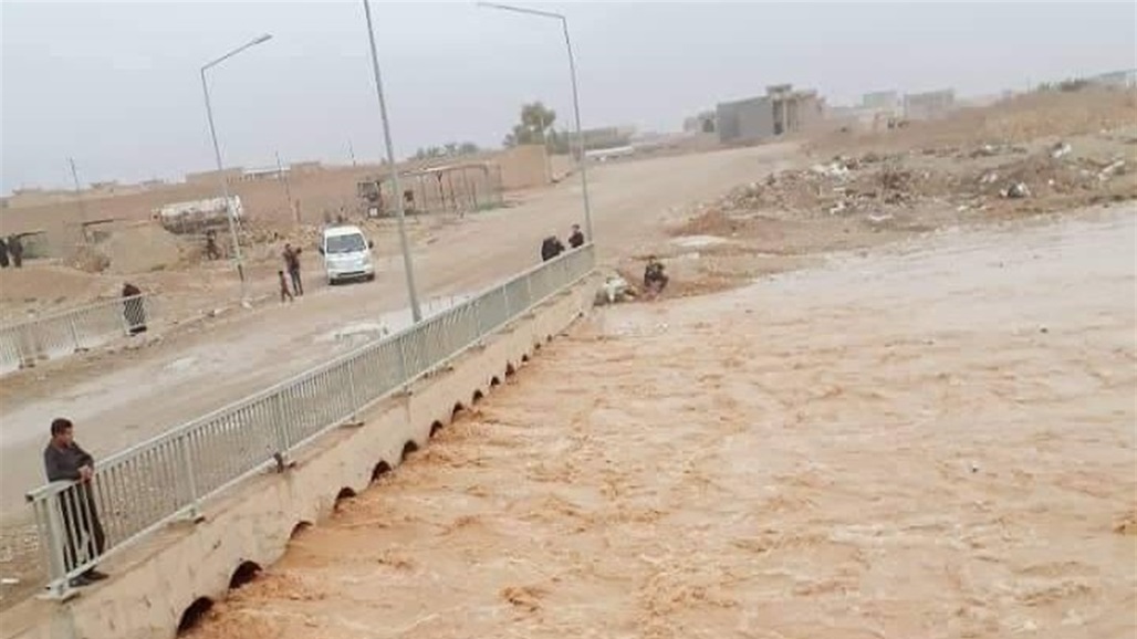 بالصور.. حادث سير يودي بحياة سائق "تريلة" في الانبار