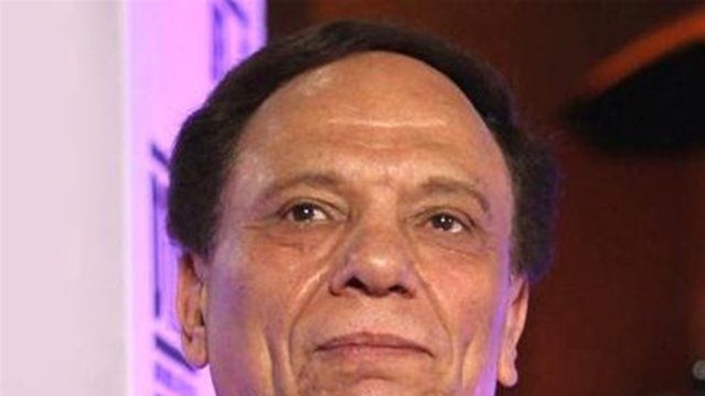 نجل فنانة مشهورة يتعرض لهجوم حاد بسبب قبلة والدته من عادل إمام (صورة)