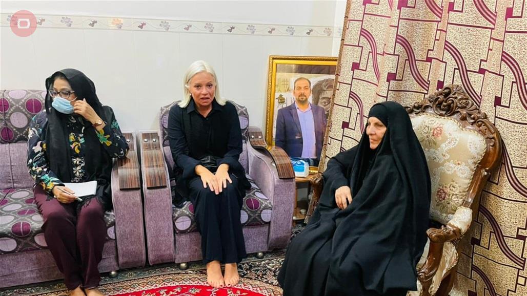 بالصور.. بلاسخارت تزور والدة الناشط المدني ايهاب الوزني