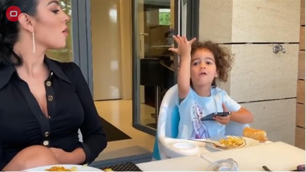 شاهد.. ابنة كريستيانو رونالدو تغني بطريقة لافتة مع جورجينا