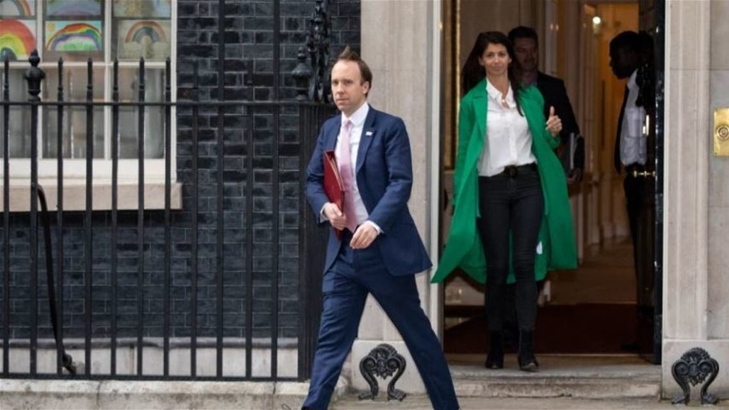 "قُبلة" تطيح بوزير من منصبه