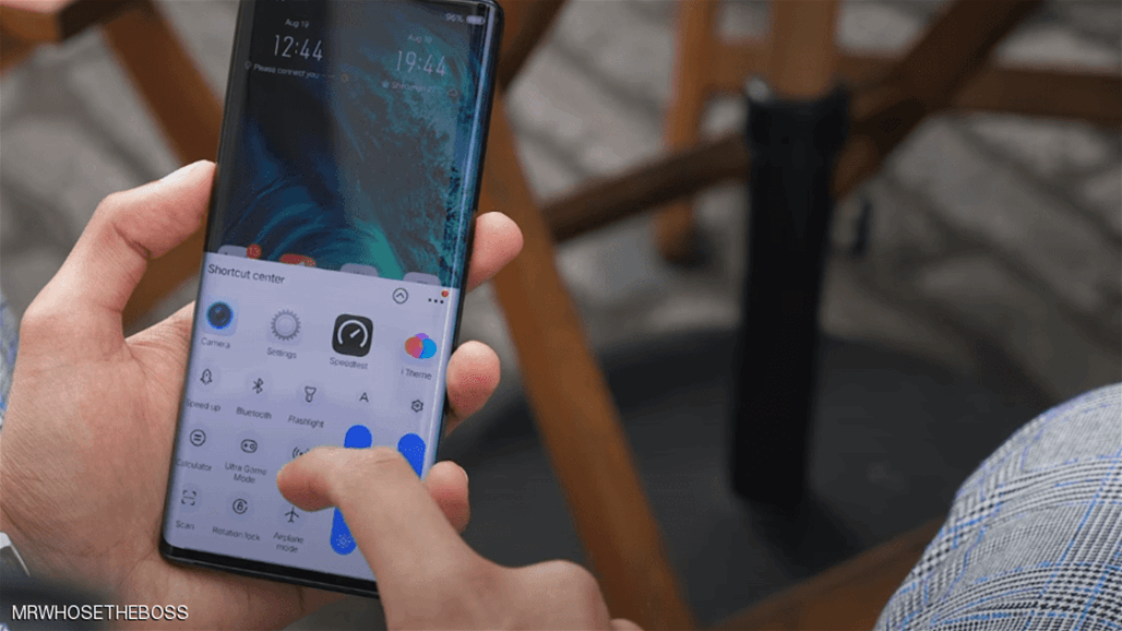 بكاميرا طائرة شبيهة بـ"الدرون".. براءة اختراع صينية تعد بهاتف خارق