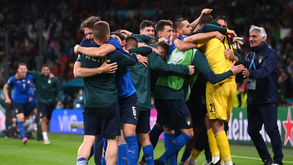 طلبوا عودته للمدرجات ظنا أنه مشجع.. لاعب إيطاليا يتعرض لموقف طريف (فيديو) 