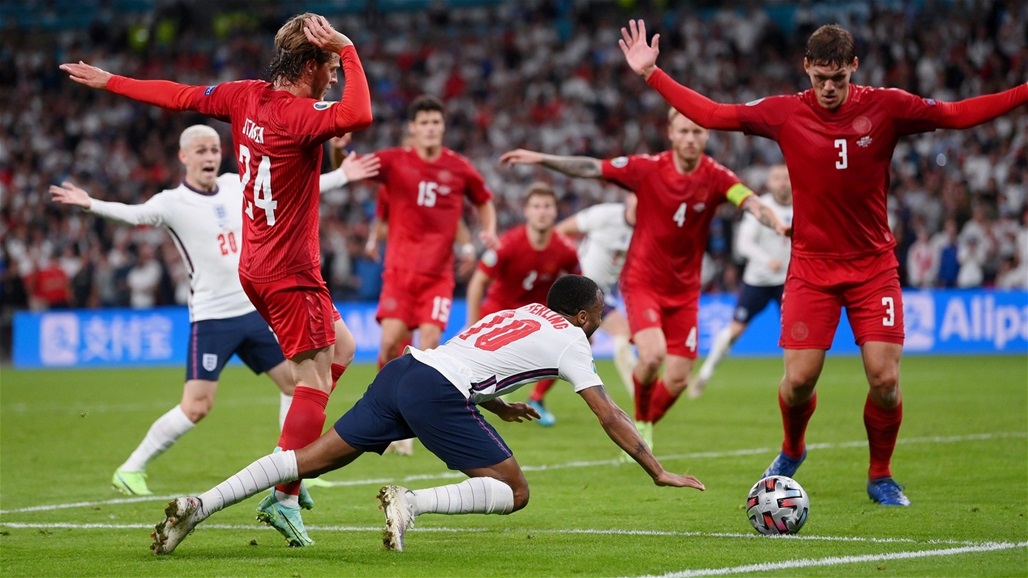 كرتان داخل الملعب.. جدل حول ركلة جزاء إنجلترا أمام الدنمارك