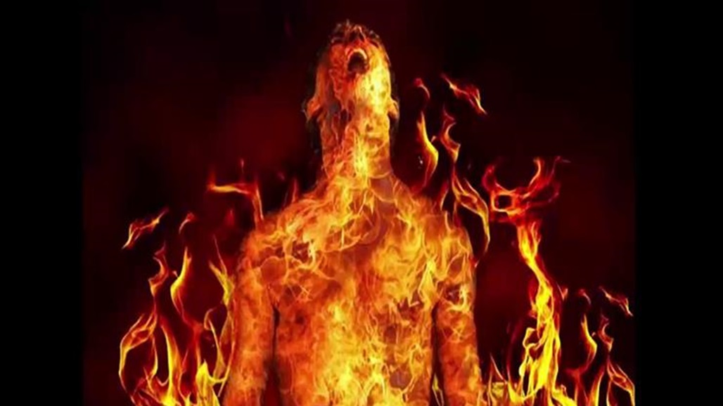 رجل يضرب نارا مشتعلة فيواجه رد فعل قاس (فيديو)