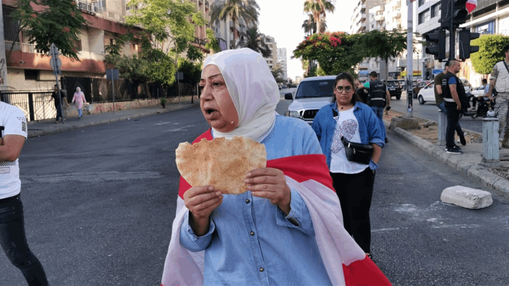 لبنان.. محتجون غاضبون يقطعون طرقا رئيسية احتجاجا على تردي الوضع الاقتصادي