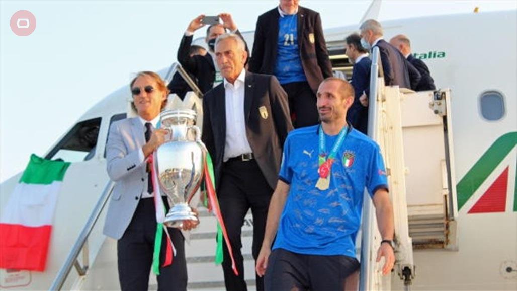 بالصور: منتخب إيطاليا يعود إلى روما حاملا كأس اوروبا
