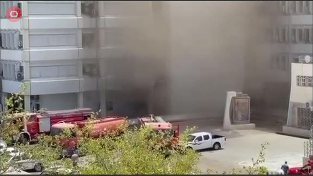 فيديو يرصد عملية اخلاء موظفي الصحة على اثر اندلاع الحريق