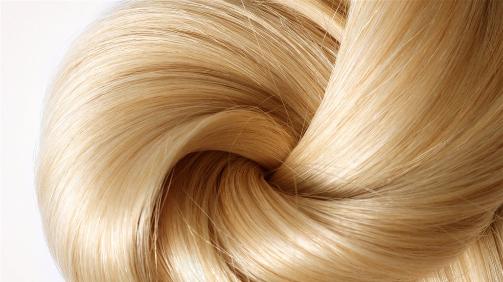 عارضة أزياء روسية تكشف سر طول شعرها.. صور