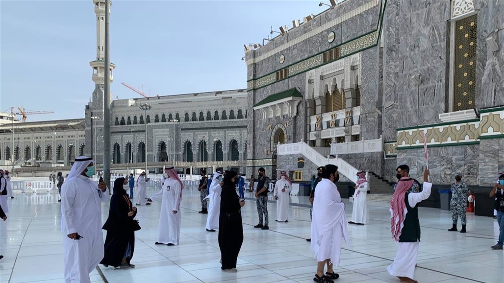 حجاج بيت الله يؤدون طواف القدوم (فيديو)