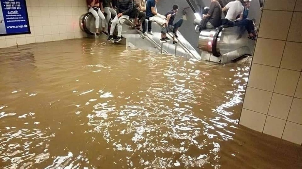 لحظات مرعبة لدخول مياه الأمطار إلى عربات مترو مكتظة بالركاب في الصين (فيديو) 