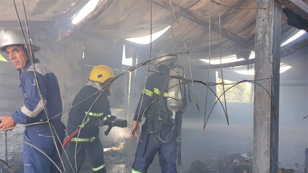 بالصور.. الدفاع المدني تخمد حريقا اندلع داخل مولدات كهربائية في شارع فلسطين
