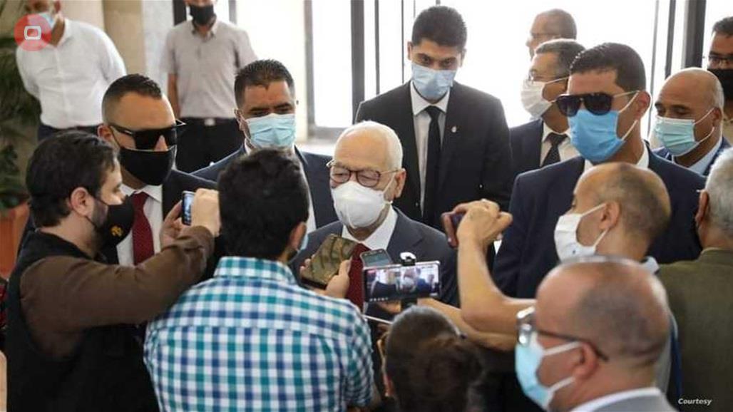 تونس..الجيش يمنع الغنوشي من دخول البرلمان بعد قرار تجميده ورفع الحصانة عن نوابه