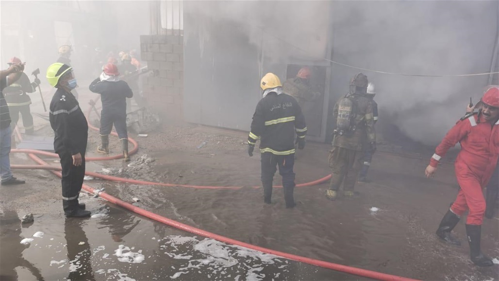 الدفاع المدني تكافح حريقا داخل بناية  وسط بغداد