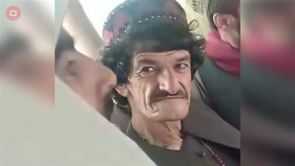 عناصر من طالبان يقومون باهانة ممثل كوميدي افغاني شهير قبل اعدامه (فيديو)